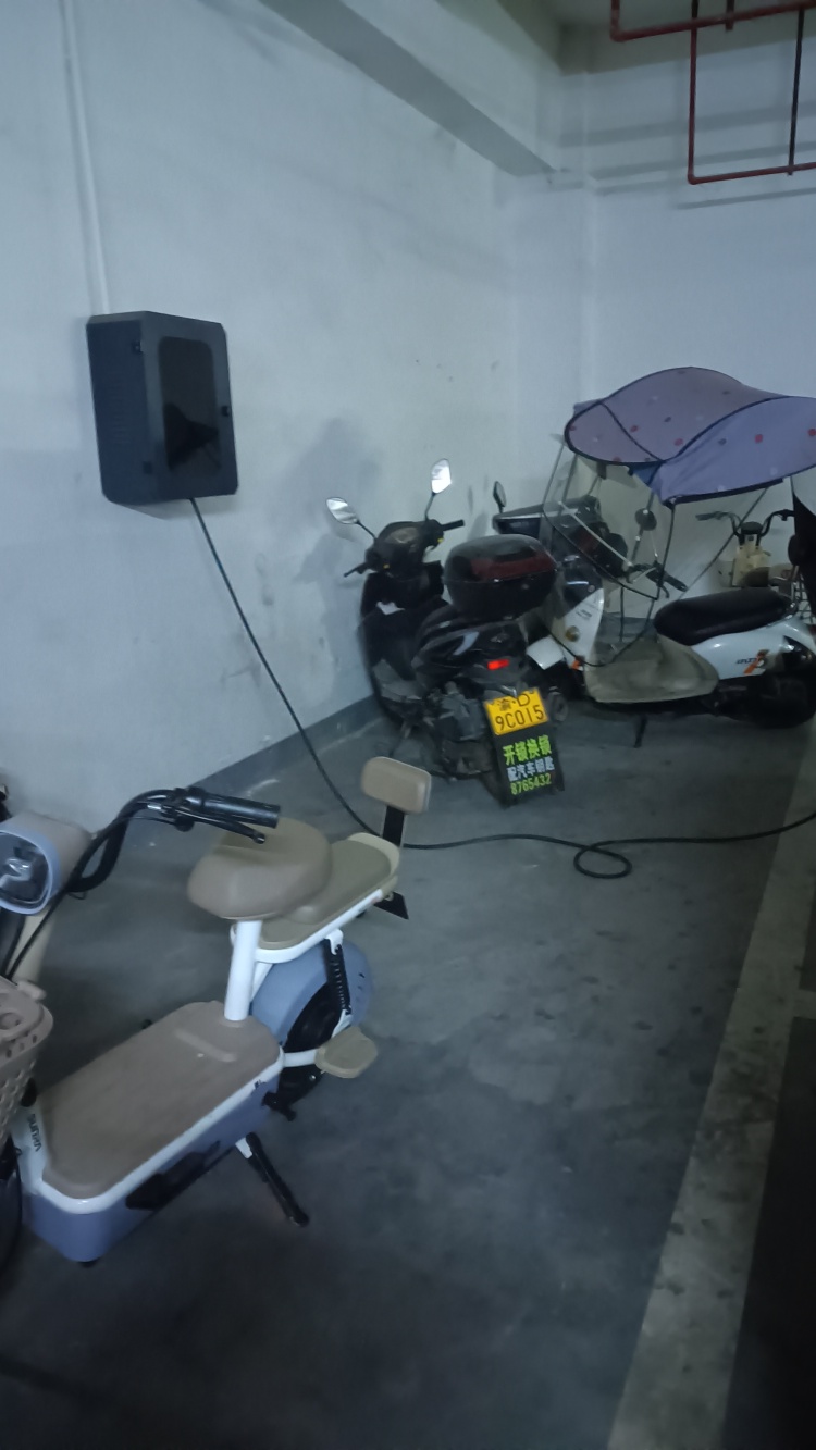 地下车库在原有设施上安装非机动车充电桩和机动车.非机动车混停
